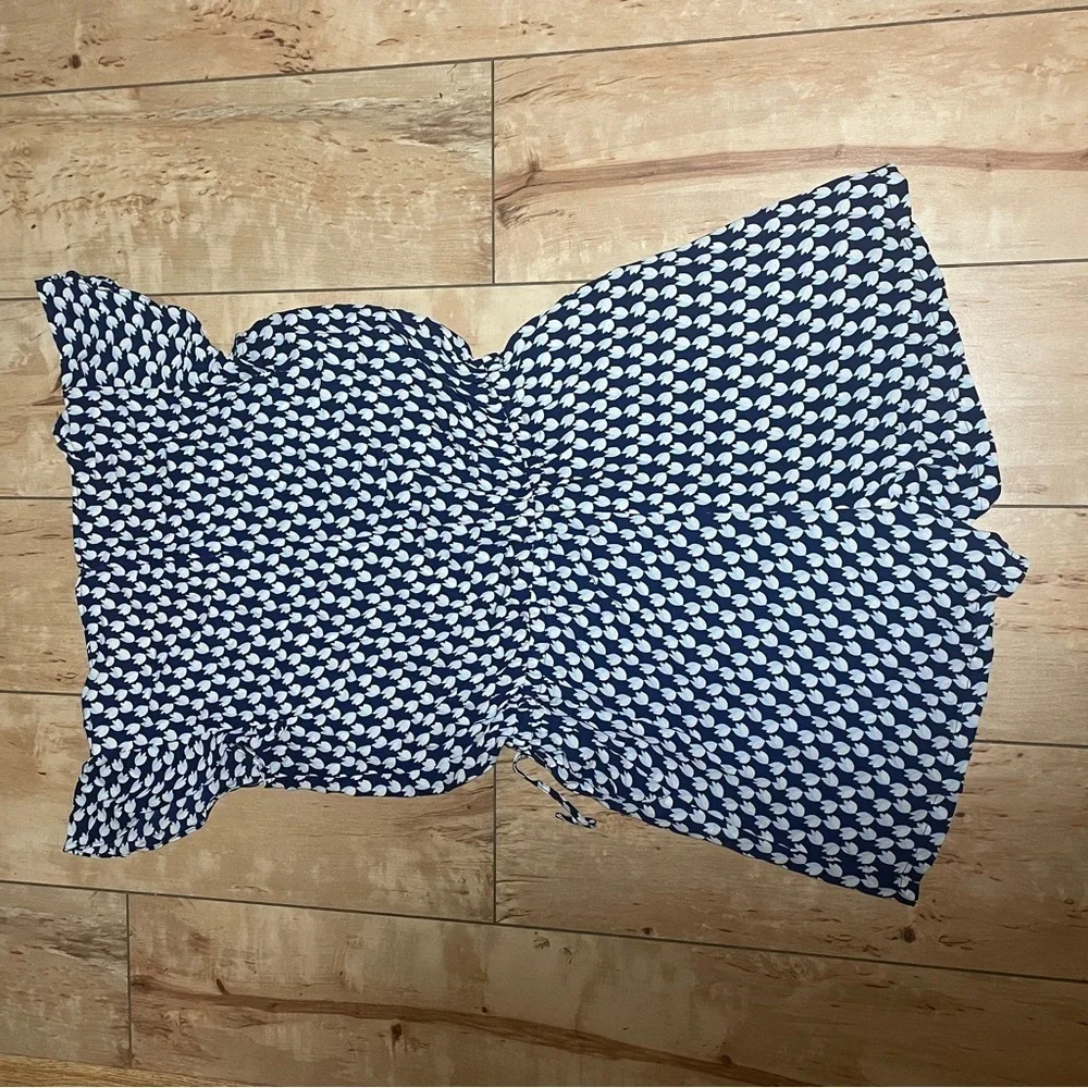 Rose & Olive - floral v-neck shorts romper - women’s size small - blue white‎